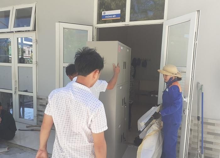 Tháo dỡ tủ tài liệu trong văn phòng cây xăng