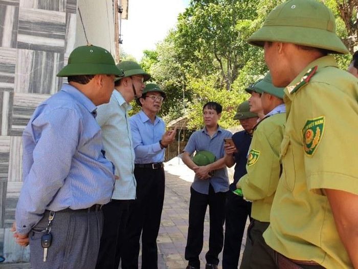 Lãnh đạo huyện Nghi Xuân và Sở NN&amp;PTNT, kiểm lâm họp bàn phương án chỉ đạo dập lửa