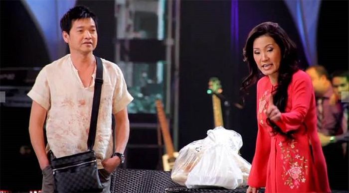 Nghệ sĩ Quang Minh và Hồng Đào trên sân khấu. 
