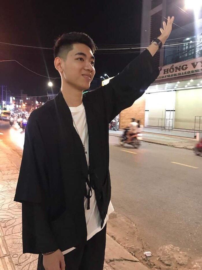 Áo khoác kimono thoải mái, đơn giản theo dạng layer cũng từng được anh chàng chưng diện.