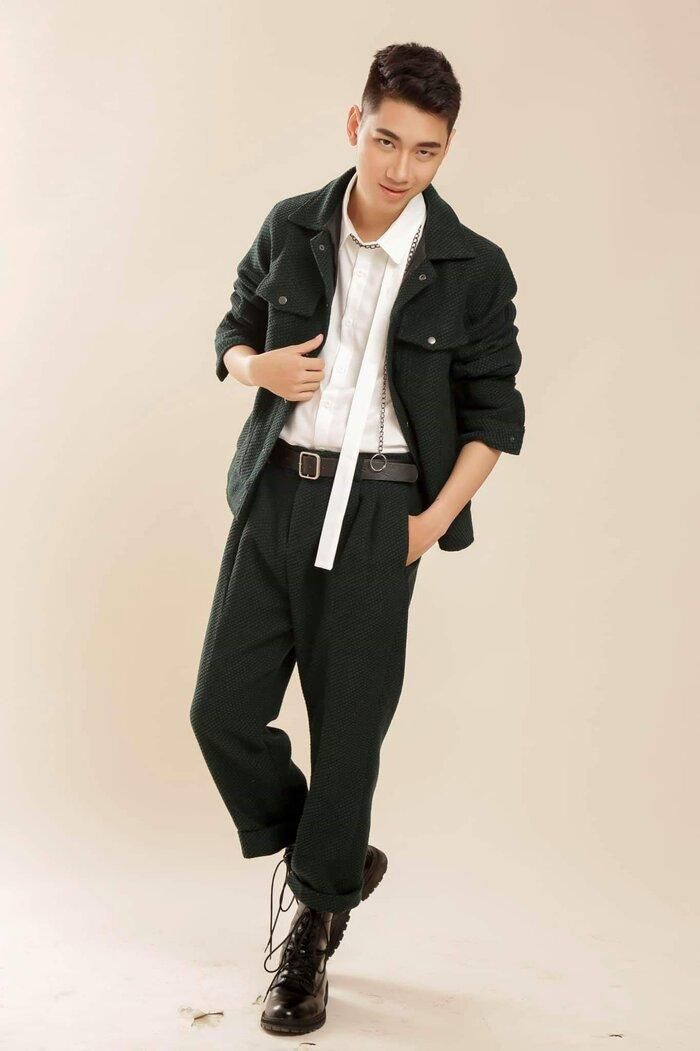 Lúc muốn biến đổi, outfit với áo khoác, quần thụng cùng boots đã đem lại sự thời thượng, chất ngầu cho K-ICM .