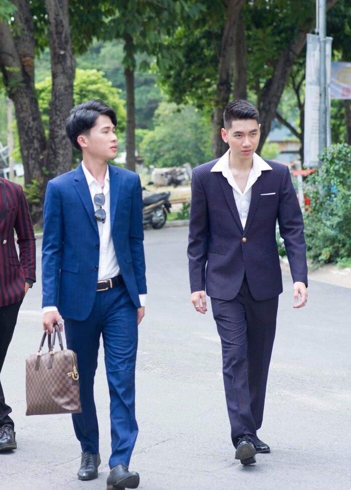 Cùng là vest nhưng một bên toát lên nét phong trần, bên lại thể hiện sự lịch lãm.