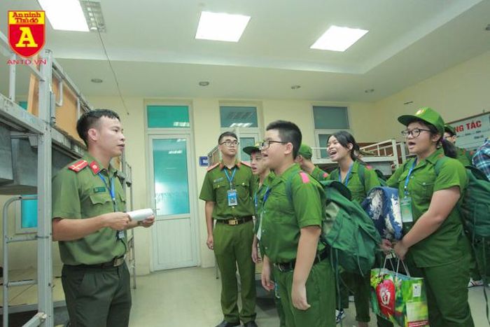 Các học viên tập trung nghe phổ biến quy chế, nội quy sinh hoạt trước khi được phân về khu ở tách biệt nam nữ