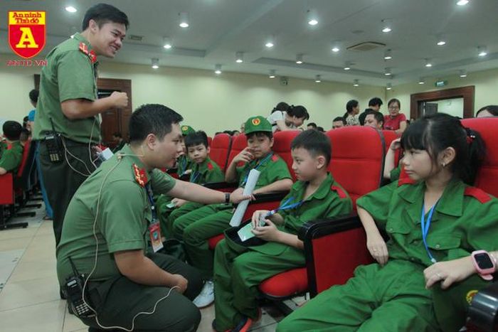 Để đảm bảo an toàn và điều kiện tốt nhất cho các cháu tham gia khóa học, Công an Thành phố đã huy động và tổ chức tập huấn cho hơn 50 CBCS và đoàn viên thanh niên tham gia làm công tác quản lý và giảng dạy trong chương trình