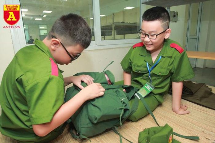 Các bạn nam cùng nhau thu xếp chỗ ở
