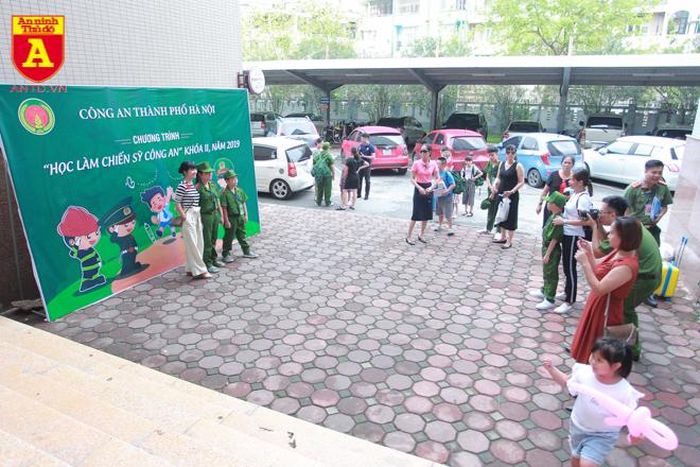 "Học làm chiến sĩ Công an" là chương trình trải nghiệm thực tế dành cho thiếu nhi rèn luyện nền nếp, tác phong, lối sống tự lập, tinh thần đoàn kết, ý thức chấp hành kỷ luật, kỷ cương, rèn luyện kỹ năng sống, kỹ năng xã hội