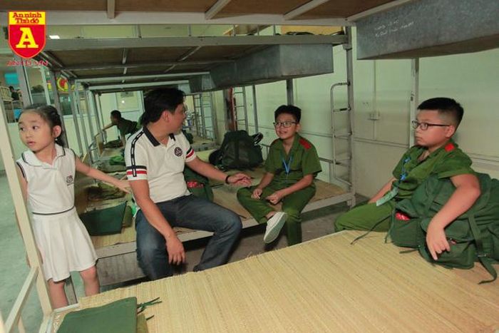 Nhiều phụ huynh vào tận khu nội trú để dặn dò con em mình