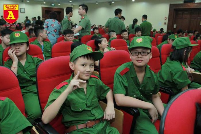 Các em khá thích thú khi khoác trên mình sắc phục của ngành Công an