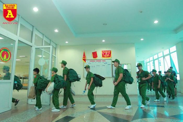 Sau lễ khai giảng các học viên được chia thành tiểu đội, lần lượt hành quân về khu nội trú