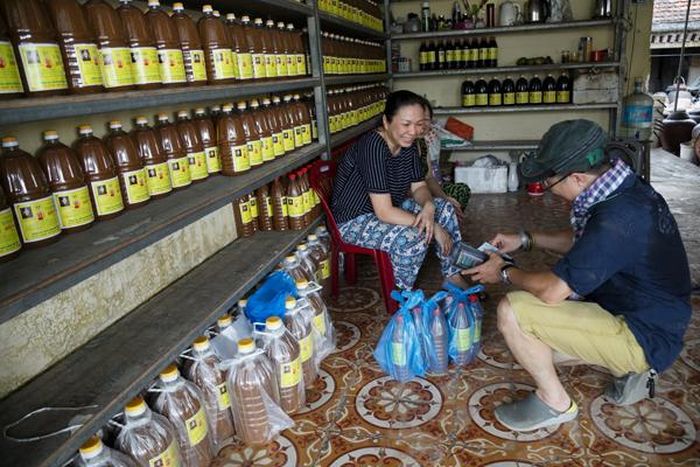 Khách hàng đến từ khắp nơi mua tương tại làng Bần.