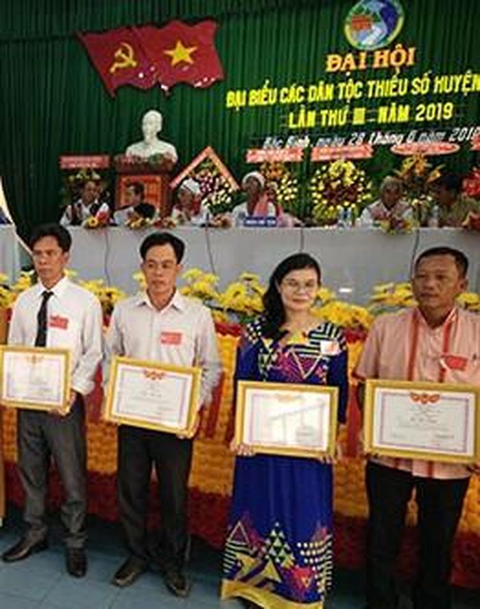 Khen thưởng cho các tập thể và cá nhân có thành tích xuất sắc đóng góp vào sự nghiệp đại đoàn kết các dân tộc.