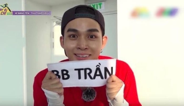 Jun Phạm đắc ý khi xé được bảng tên của BB Trần. 