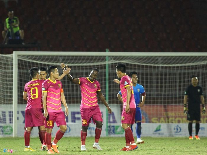 Sau đó 2 phút, Đình Bảo thực hiện cú sút xa mạnh khiến thủ môn An Giang không thể cản phá. Bàn thắng ban đầu được tính cho cầu thủ nhập tịch Trần Trung Hiếu, nhưng sau theo giám sát trọng tài là của Nguyễn Đình Bảo. Phút bù giờ cuối cùng, An Giang có bàn gỡ 2-4 do công của Ngô Hồng Phước, nhưng trận đấu không còn thời gian. Chiến thắng giúp Sài Gòn vào tứ kết, nhưng đáng tiếc là trận thắng giòn giã lại có quá ít khán giả đến sân.