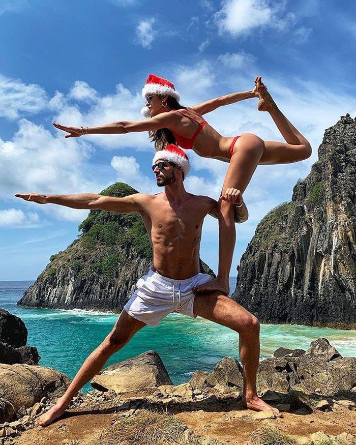 Cơ bụng rắn chắc mà người mẫu Brazil có được là kết quả của quá trình dài tập kickboxing, pilates, yoga, các bài tập chuyên sâu. Bạn gái hơn tuổi của Kevin Trapp đặc biệt yêu thích bộ môn yoga. 