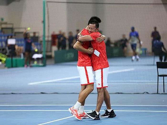 HLV Trương Quang Vũ ăn mừng với Trịnh Linh Giang. Ảnh: TT
