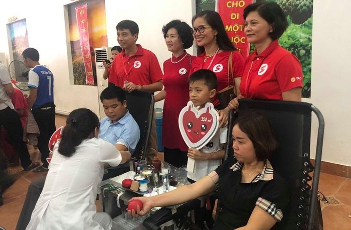 Gia đình anh Đội, chị Hạnh đưa con trai đi tham gia hiến máu cùng.