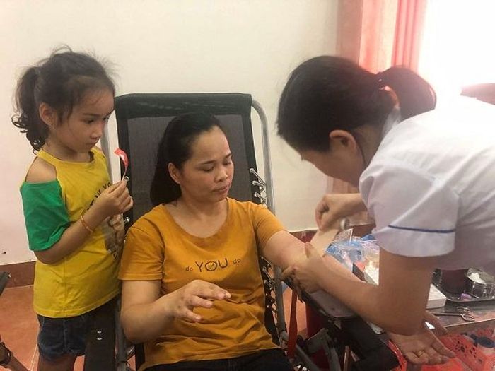 Chị Hoàng Thị Yêu đưa con gái đi tham gia hiến máu cùng.