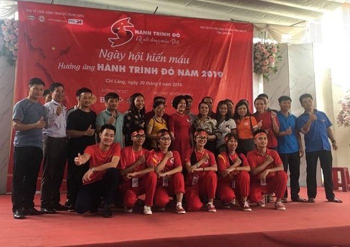 Những người dân xã Vân An đã vượt mưa lũ để tham gia hiến máu tình nguyện.