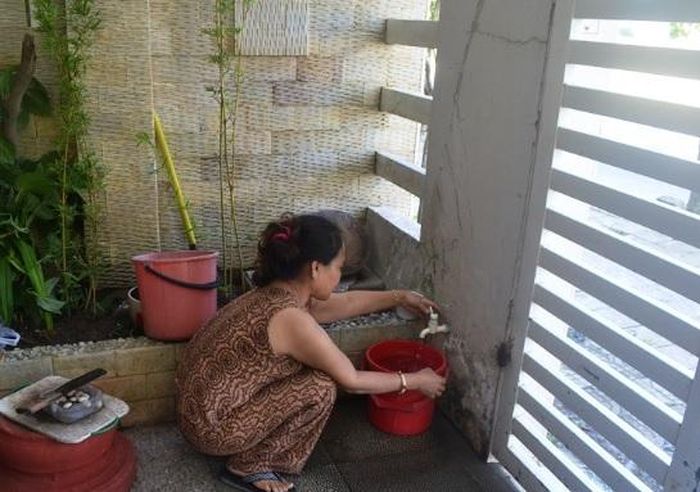 Tình trạng thiếu nước sạch sinh hoạt khiến cuộc sống của người dân bị đảo lộn.