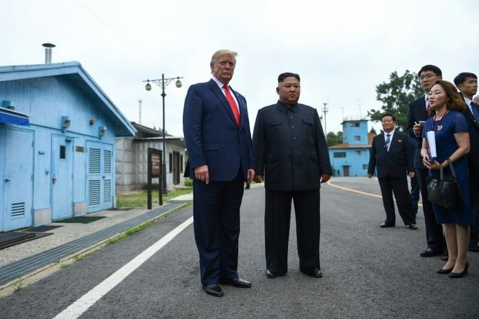 Nhà lãnh đạo Triều Tiên Kim Jong-un đứng cạnh Tổng thống Trump ở phần phía Nam của Khu vực an ninh chung, còn gọi là Làng đình chiến Panmunjom. Ảnh: AFP