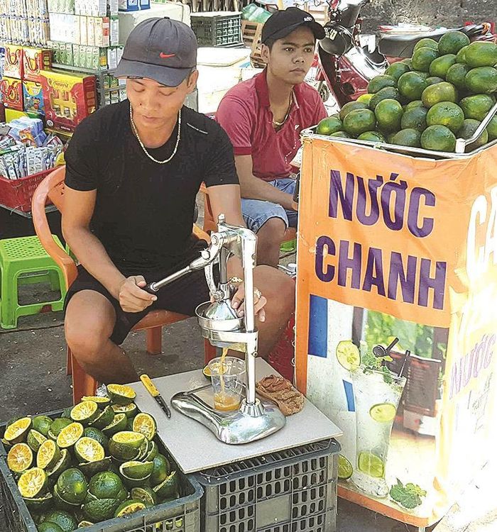 Nước trái cây đắt hàng. Ảnh: VÕ TIẾN