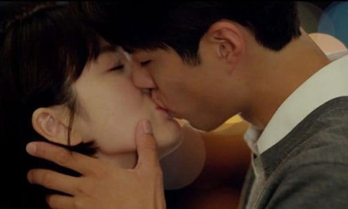  Song Hye Kyo khóa môi Park Bo Gum trong phim. 
