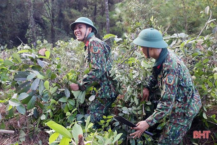 Trong cái nóng oi bức, bụi bặm ấy, vẫn còn đó những nụ cười, lời động viên, là "liều thuốc tăng lực" để người người cùng nhau dốc sức cứu rừng