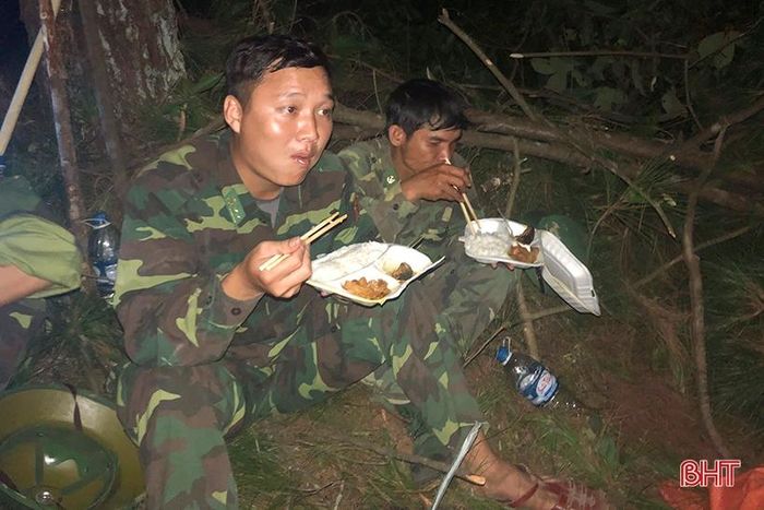 Bữa cơm giữa rừng vội vã...