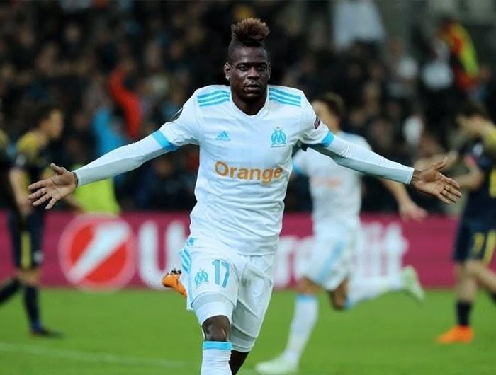 Mario Balotelli đang tích cực luyện tập để mong có CLB nào đó dang tay ra với mình trong mùa hè này