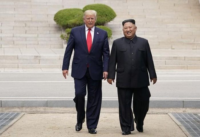  Một điều nữa khiến cuộc gặp gỡ này mang tính lịch sử bởi nó diễn ra ở làng đình chiến Panmunjom, nơi đã được Triều Tiên và Mỹ lựa chọn làm khu phi quân sự 66 năm về trước sau chiến tranh Triều Tiên năm 1950 