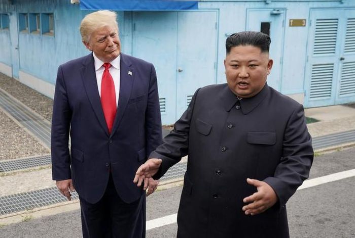  Tại cuộc gặp hôm 30-6-2019, Tổng thống Mỹ Donald Trump và Chủ tịch Triều Tiên Kim Jong-un quyết định sẽ nối lại đàm phán hạt nhân bị đình trệ sau Hội nghị thượng đỉnh Mỹ - Triều lần thứ 2 diễn ra tại Hà Nội hồi tháng 2-2019 
