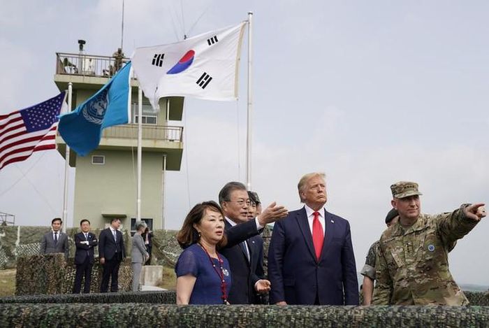  Ngay khi đặt chân tới khu phi quân sự, Tổng thống Mỹ Donlad Trump đã tới quan sát Triều Tiên tại khu vực Đài quan sát 