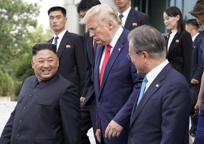  Tại đây, Chủ tịch Triều Tiên Kim Jong-un mời Tổng thống Mỹ bước qua ranh giới ngăn cách 2 miền, đặt chân tới lãnh thổ Triều Tiên, trước khi tới Nhà Tự Do ở phía nam làng đình chiến tham dự cuộc gặp kéo dài 1 giờ đồng hồ 