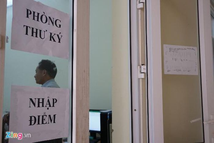 Mỗi bộ phận làm phách, chấm thi, ghép điểm đều riêng biệt và được kiểm tra chặt chẽ. Ảnh: Q.Q.