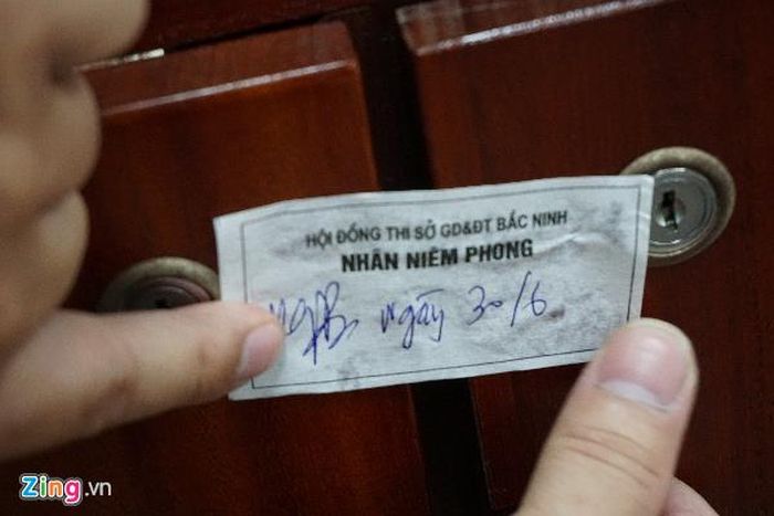 Các bài thi được chấm sau mỗi ngày đều được niêm phong. Ảnh: Q.Q.