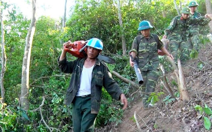 Người dân và bộ đội tham gia chữa cháy rừng ở huyện Nghi Xuân (Hà Tĩnh). Ảnh: HỒNG QUANG
