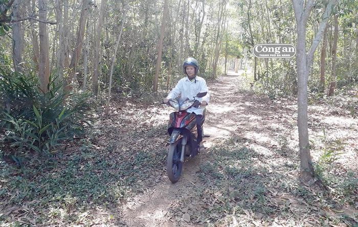  Con đường dân sinh bị "phong tỏa", người dân phải mở con đường đất trong rừng cây để đi lại.