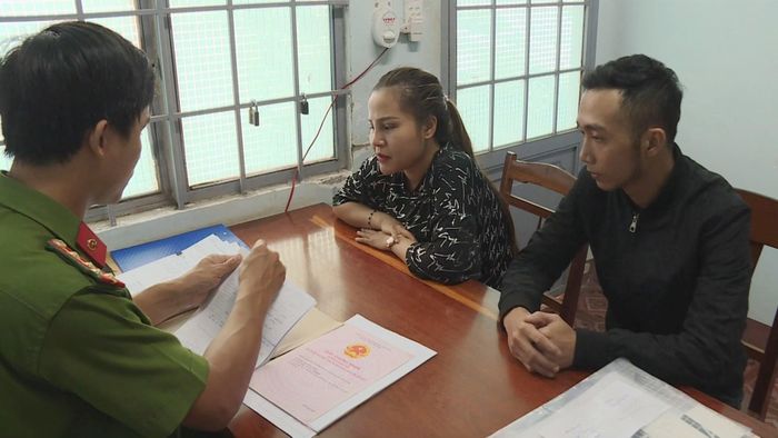 Hạnh và Tấn tại cơ quan điều tra