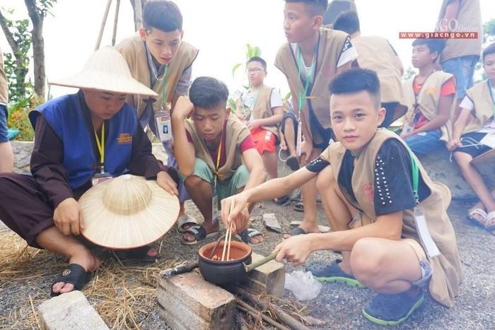 Thi nấu cơm cúng Phật - Ảnh: Đ.Khoa.