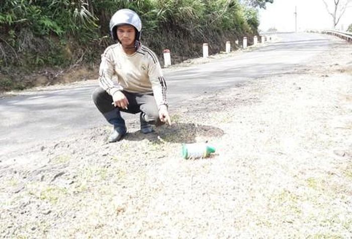 Sau khi bị phun thuốc, 2 bên đường QL24 đoạn đi xã Hiếu cỏ chết cháy khô