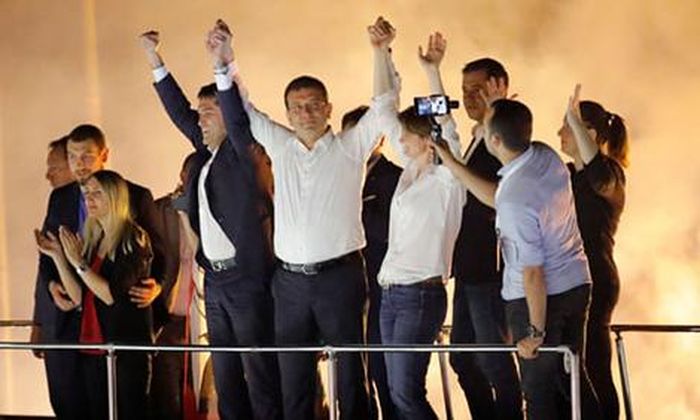 Ông Ekrem Imamoglu mừng chiến thắng đêm 23-6.