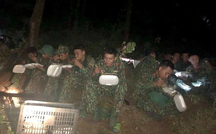 Nhà hàng Minh Hồng phát 1.000 suất cơm miễn phí cho các lực lượng chữa cháy.