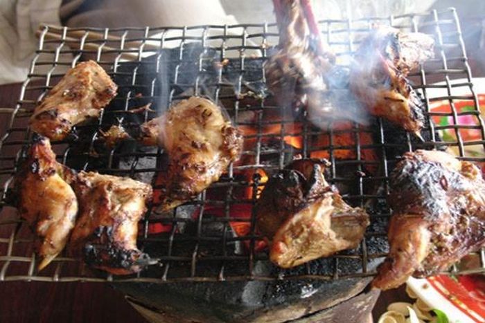 3. Chuột dừa nướng: Ướp thịt chuột với tỏi, hành, sả, ớt bâm nhuyễn; muối, tiêu, bột ngọt, đường và ngũ vị theo yêu cầu, để vài giờ cho gia vị thấm vào thịt chuột, sau đó đem phơi nắng, rồi đem nướng thì càng ngon.