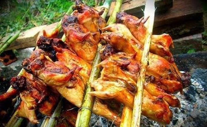 Khi nướng thịt chuột phải sử dụng lửa than nướng mới ngon. Có thể đặt thịt chuột trên vỉ hay cặp gắp để nướng, nướng đến khi nào thịt chuột khô, vàng, thơm là có thể ăn.