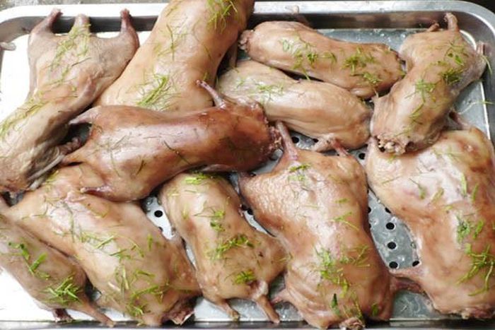 1. Chuột dừa chín hơi cơm: Chuột dừa được chế biến thành nhiều món như nướng, hấp, nấu cà ri… Nhưng theo những người sành ăn thì ngon nhất vẫn là thịt chuột dừa hấp nồi cơm.
