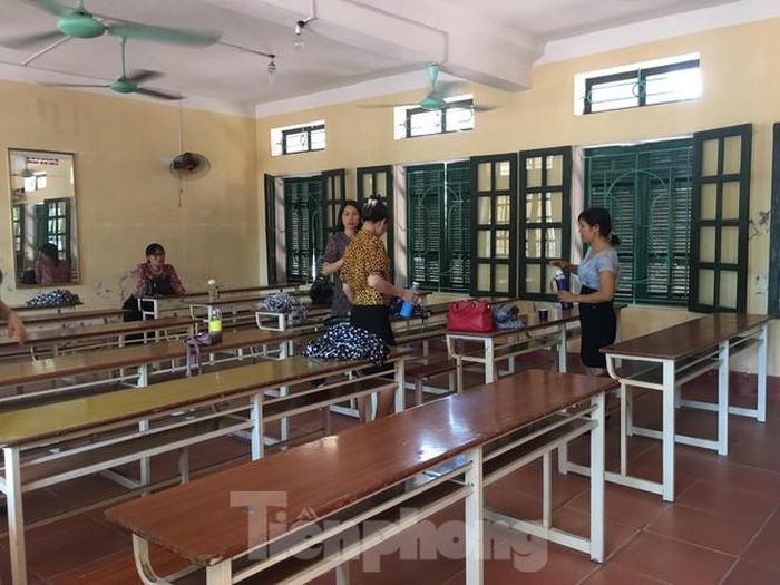 Giáo viên nghỉ trưa tại nơi chấm thi