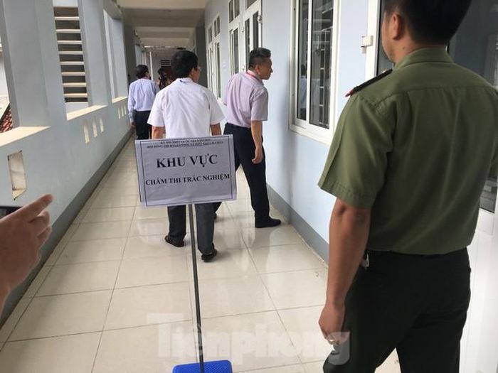 Luôn có lực lượng an ninh túc trực tại các khu vực chấm thi