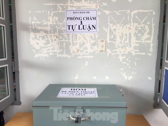 Tất cả vật dụng cá nhân của cán bộ chấm thi đều được giữ ở ngoài phòng chấm thi