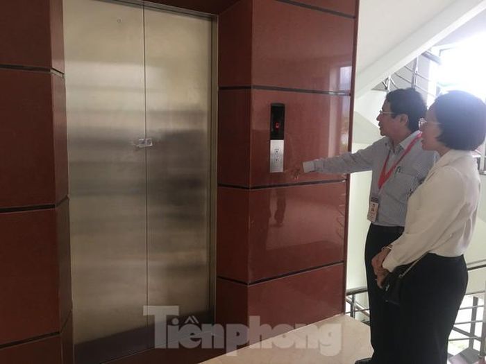 Cầu thang máy cũng bị khóa