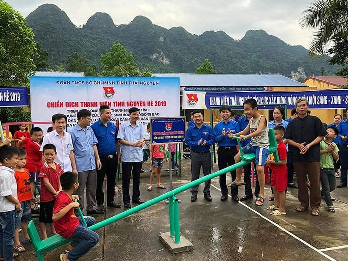 Khánh thành và bàn giao 2 điểm vui chơi cho thiếu nhi. Ảnh: Tỉnh Đoàn Thái Nguyên